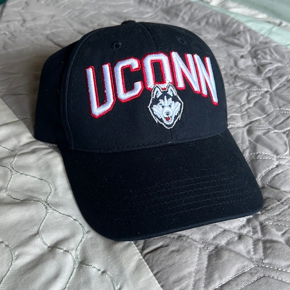 UConn baseball hat - Picture 1 of 4